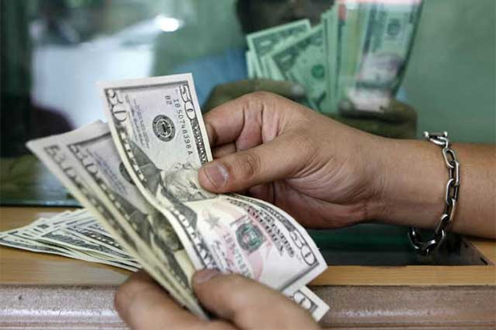 Casas de cambio ofrecen el dólar en $18.00 a la venta