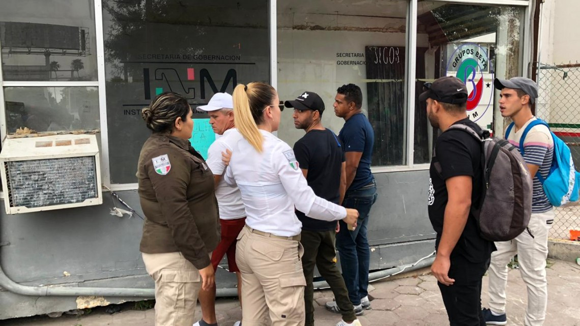 Gestionan un camión con regaderas para migrantes