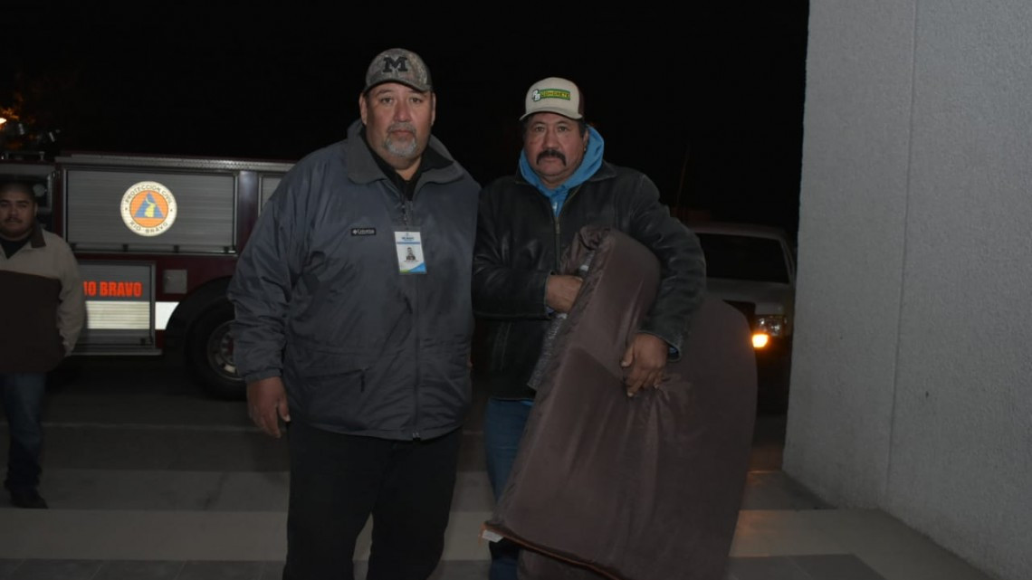 Entrega Protección Civil Colchonetas y Cobertores en la vía pública