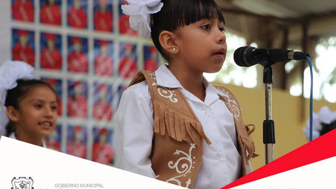 Acude alcaldesa a graduación de escuela primaria