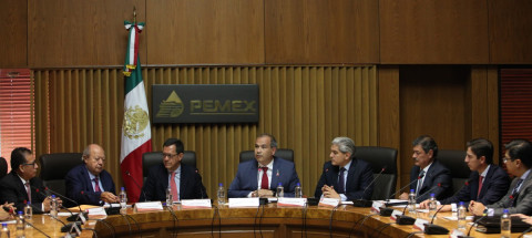 Firman Pemex y el STPRM acuerdo de revisión salarial
