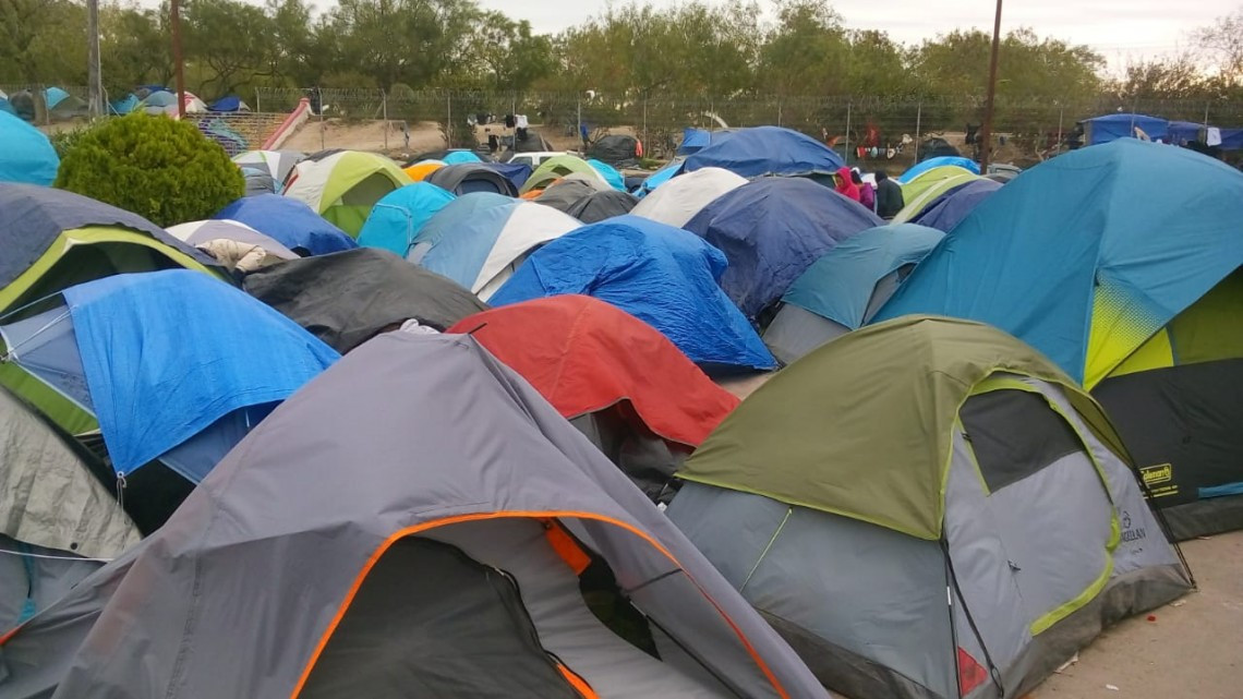 A pesar del frio migrantes quieren quedarse en explanada del Puente Nuevo