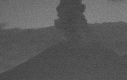 Popocatépetl lanza fumarola incandescente