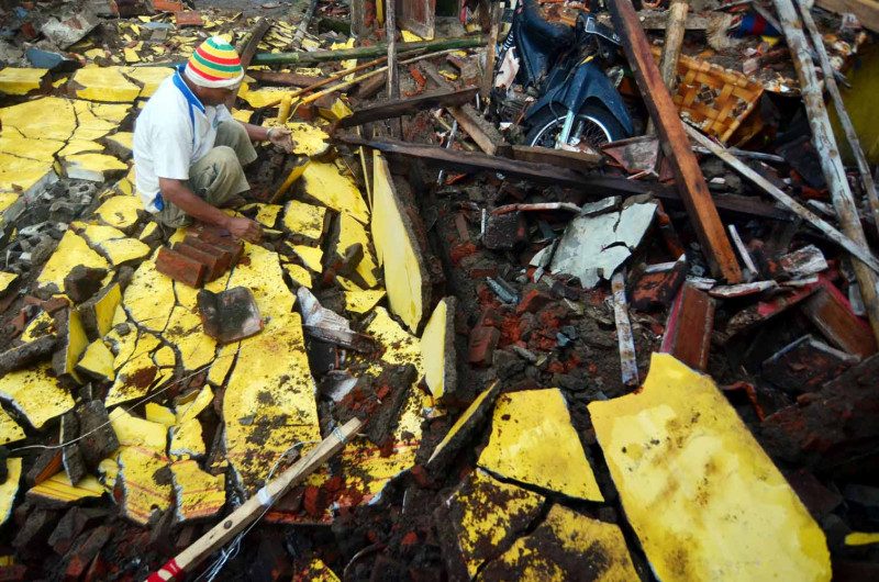 Al menos tres muertos por sismo en isla de Java
