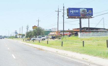 Mueren dos jóvenes prensados por auto