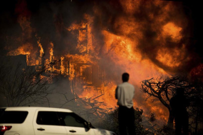 VIDEO: Enorme incendio en colina de Ventura, California 