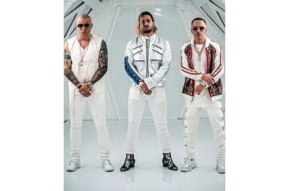 Maluma causa polémica por usar unas botas con tacón