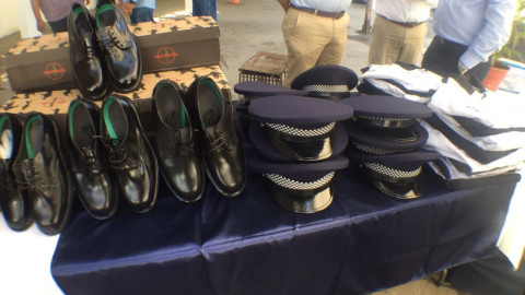 Uniforman y equipan a agentes de Tránsito