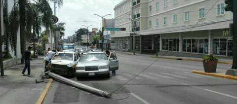 Chocan y tumban poste de luz