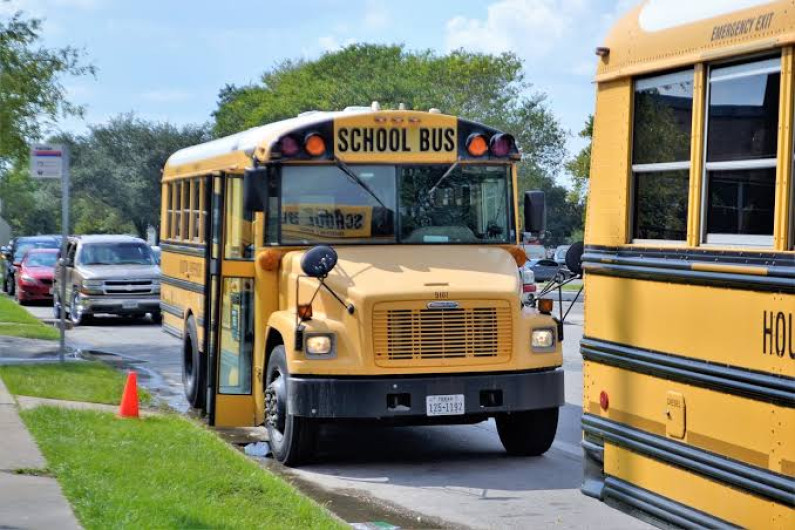 Identifican tercer muerto en accidente por autobús escolar en Texas