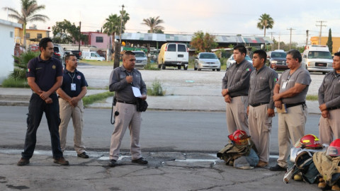 Reconocen a bombero por salvar a migrantes