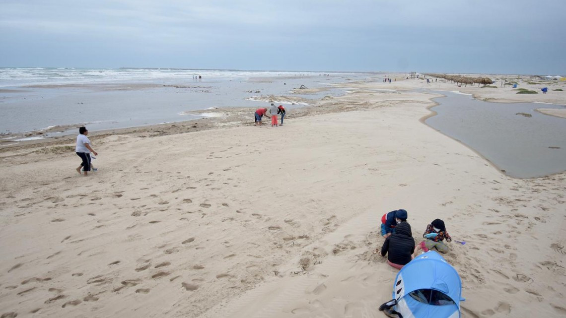 A pesar de frente frío, turistas arribaron a playa Tesoro de Altamira