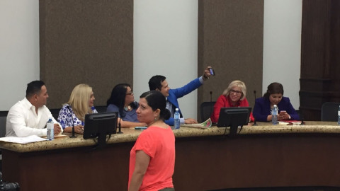 Regidor invierte su tiempo en selfie