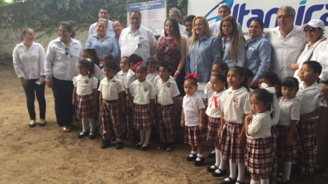Gobierno local apoya tema educativo en infraestructura y social