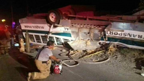 Deja 6 muertos volcadura de camión de maquiladora