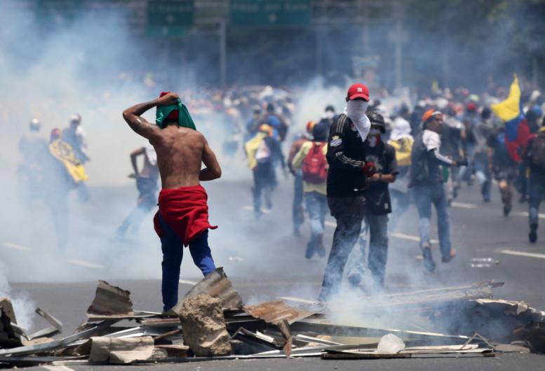 Oposición venezolana sigue en la calle en protesta contra Maduro