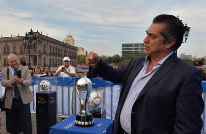 El Bronco aprovecha Clásico Regio para reunir firmas