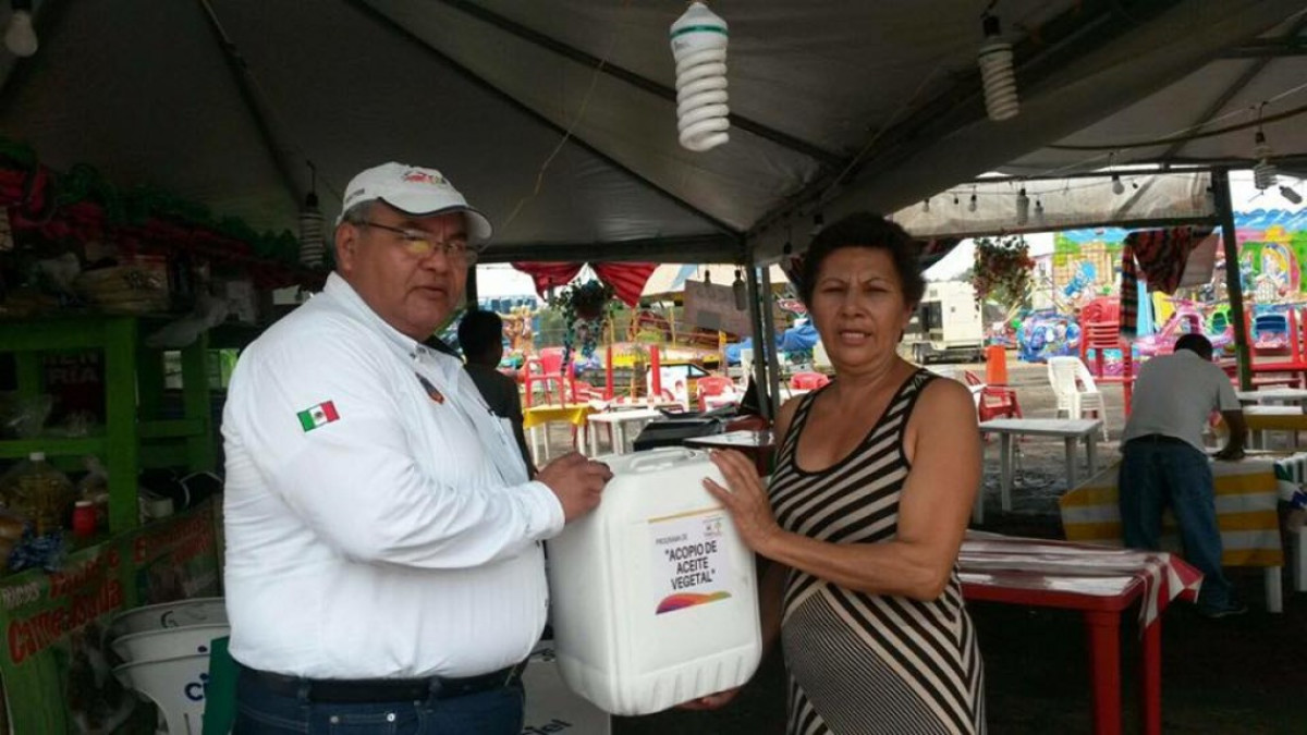 Realizan entrega de contenedores de residuos de aceite de cocina