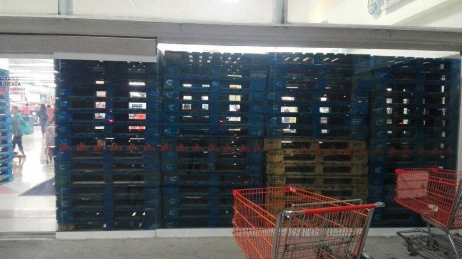 Tiendas listas con barricadas ante posibles saqueos