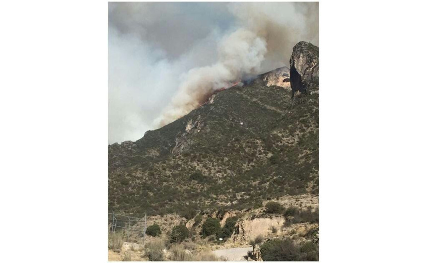 Helicóptero se une a combatir incendio en la Sierra de Coahuila 