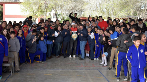 Reconoce campeón mundial de box trabajo del Presidente Municipal