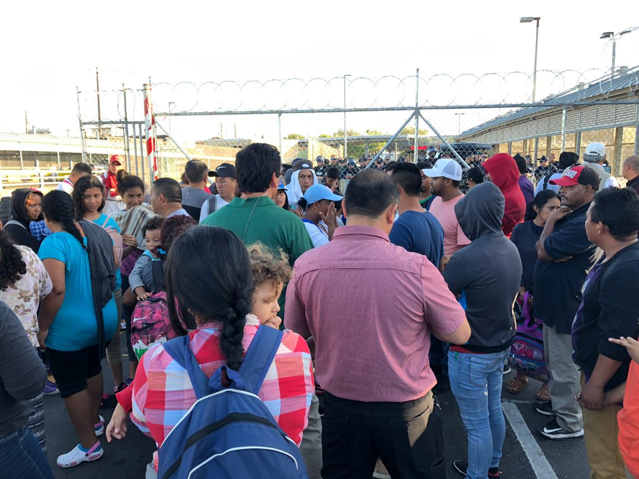 Cientos de migrantes obligan el cierre total del "Puente Nuevo" en Matamoros