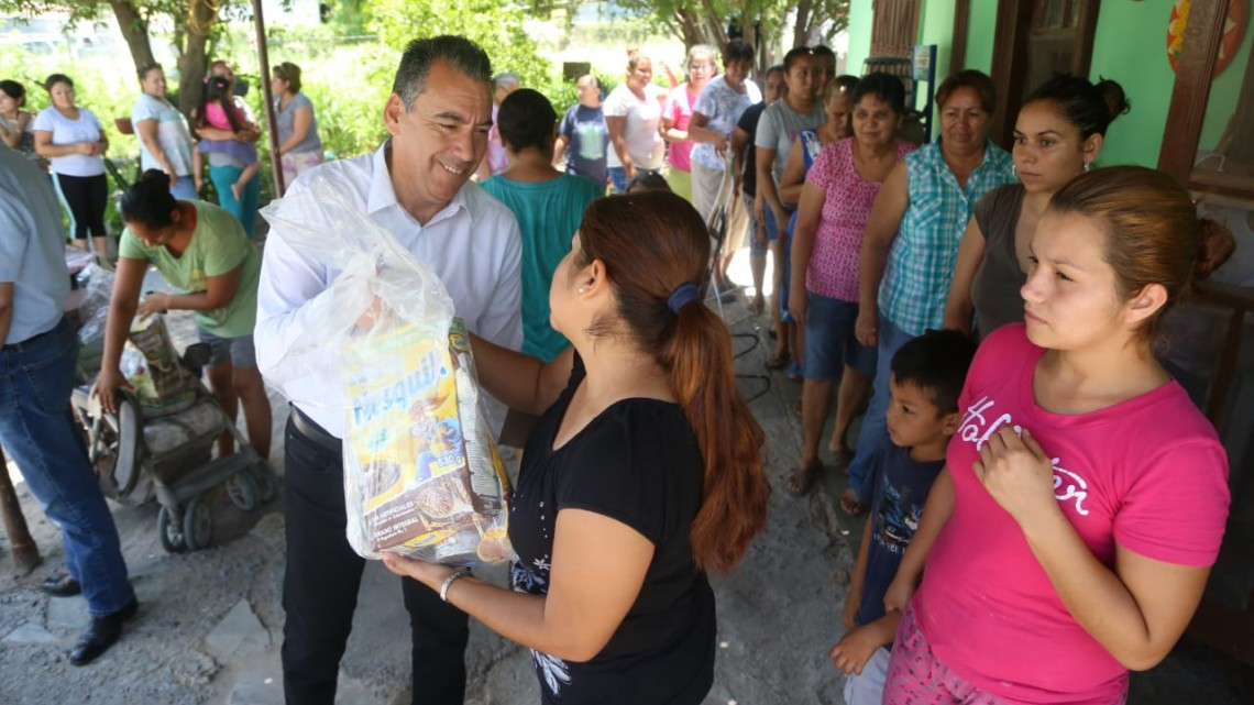Entrega Alcalde ayuda a residentes del área rural