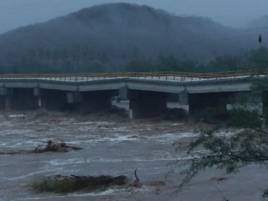 Cierran puente en Oaxaca por "Beatriz"