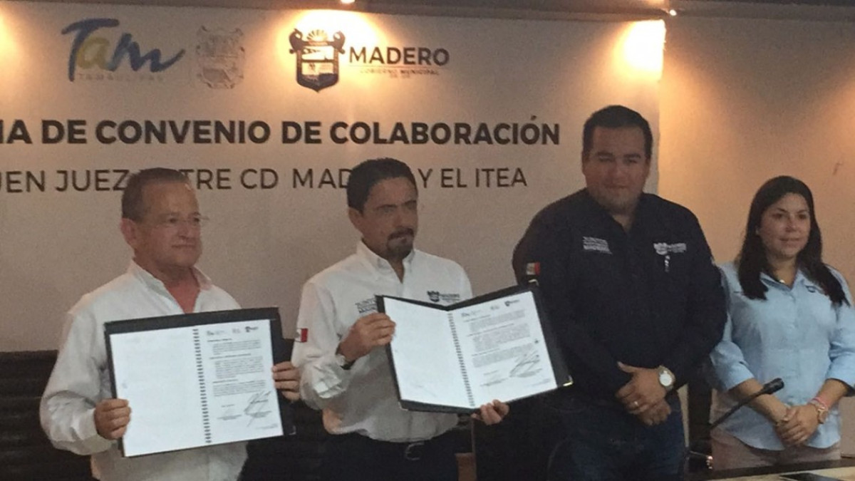 Entregan certificados de primaria y secundaria a burócratas