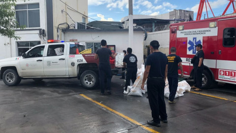 Reparte Protección Civil costales con arena