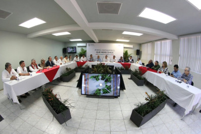 Mantienen acercamiento con constructores