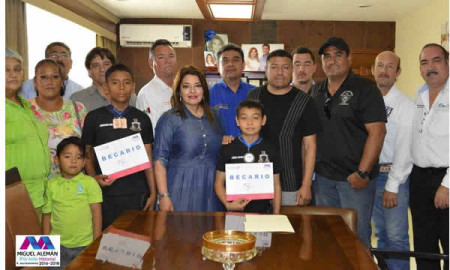 Recibe alcaldesa a estudiantes destacados en los Juegos Deportivos Nacionales.