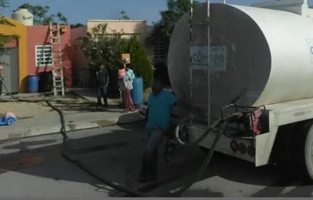 Llevan pipas con agua a comunidades ante los problemas de sequía por el estiaje