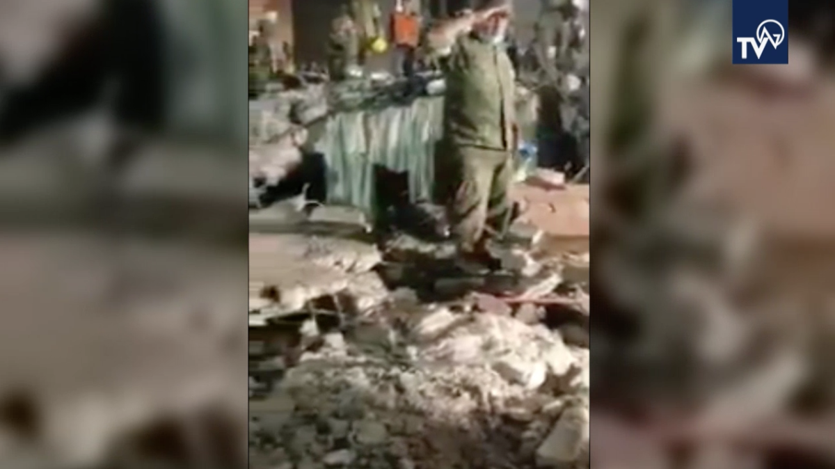 Equipo de rescatistas cantan Himno Nacional al rescatar a víctimas del sismo 