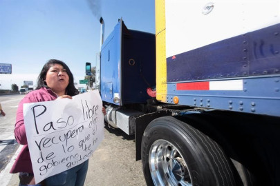 Toma de casetas y protestas contra el 'gasolinazo' y con aval de la autoridad