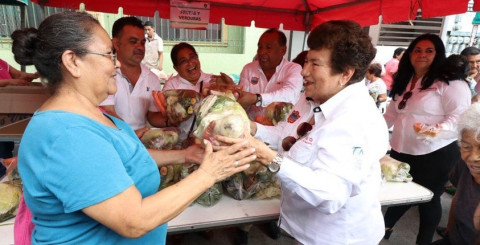 Benefician a residentes de la colonia del Pueblo con servicios y ropa