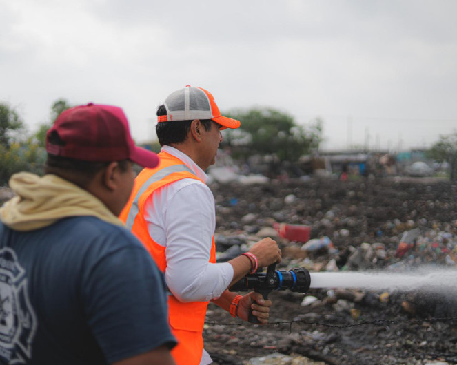 Con ayuda de vecinos, Roberto Lee sepulta enorme basurero clandestino