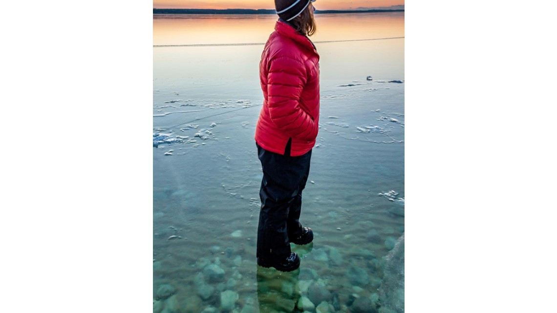 Debido a fenómeno natural, ¡camina sobre el agua!