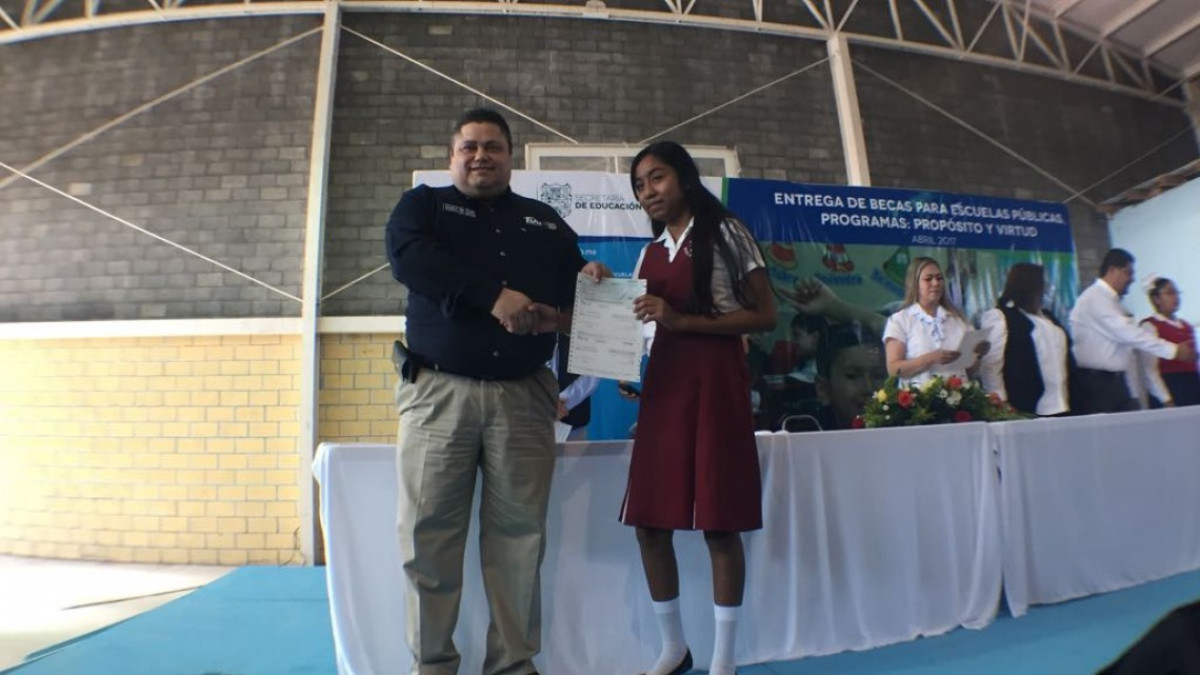 Reciben más de 15 mil alumnos becas educativas