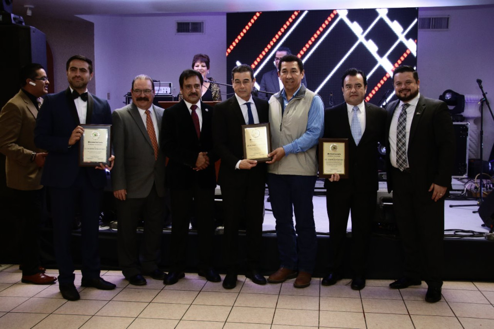 Felicita Alcalde Mario López a integrantes de agrupación Comunicadores Unidos A.C.