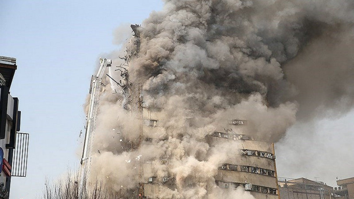 Se derrumba edificio de 17 pisos en Teherán tras un incendio