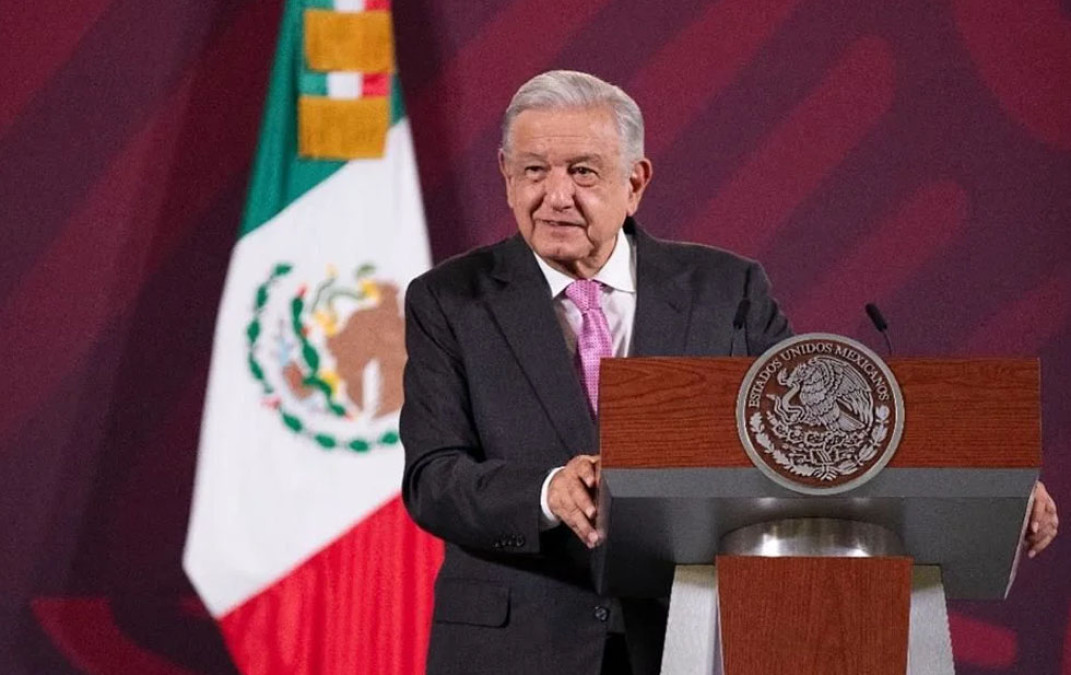 Acusa AMLO que ministros no quieren vivir en la "justa medianía" por fideicomisos