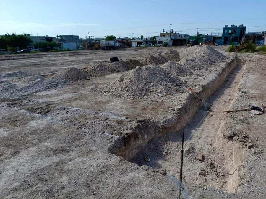 Construye Gobierno de Carlos Peña Ortíz nueva plaza publica en Jarachina Sur