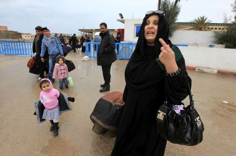 Prohíben en Libia a mujeres salir del país sin un hombre que las acompañe