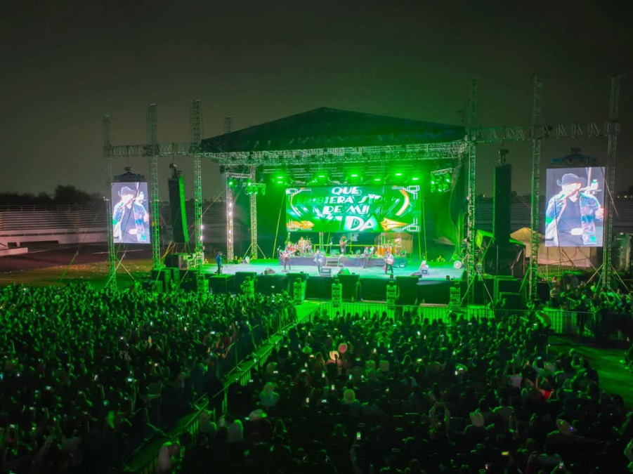 Presentó Carlos Peña Ortiz al Grupo Duelo ante más de 25 Mil espectadores