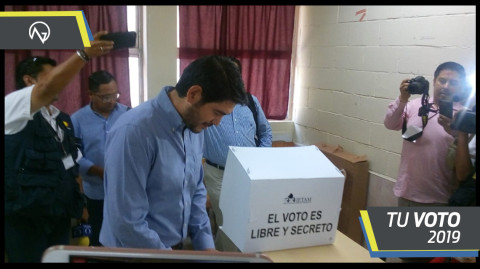 Vota Héctor Escobar acompañado de su esposa y candidatos del PAN