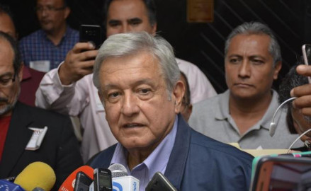 Acusa AMLO de machistas a los retos de contrincantes 