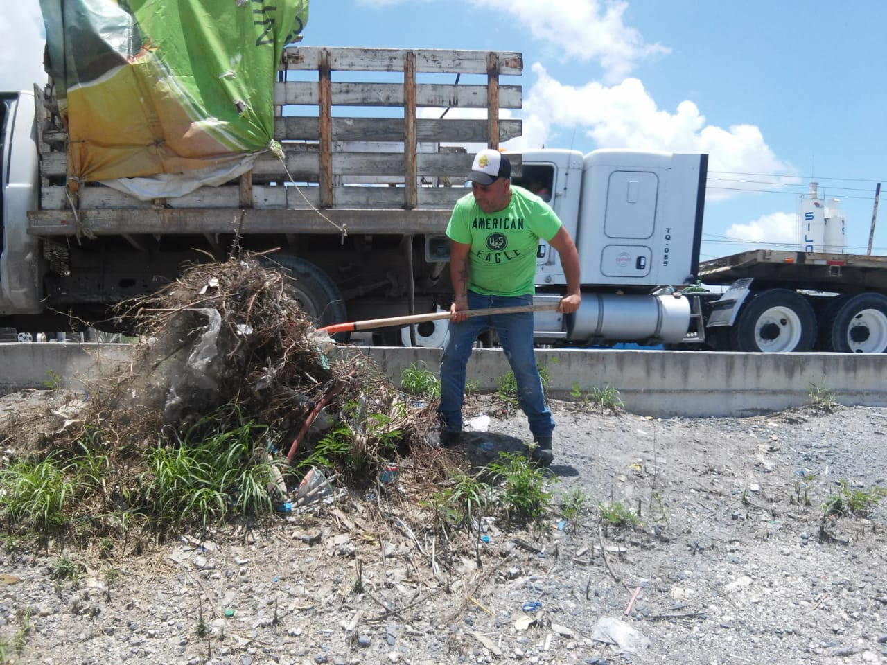 Retira Municipio ramas y cacharros de la vía pública