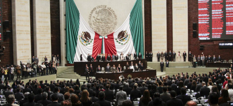 Diputados y legisladores recibirán gasolina gratis