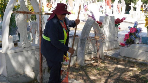 Realizan operativo de limpieza en panteones para el Día de Muertos